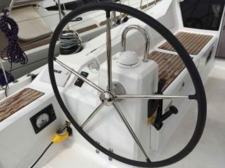 Rent a Bénéteau Oceanis 41.1 Komolac