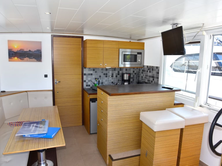 Bareboat Rental Houseboat Hausboot with a boat licence