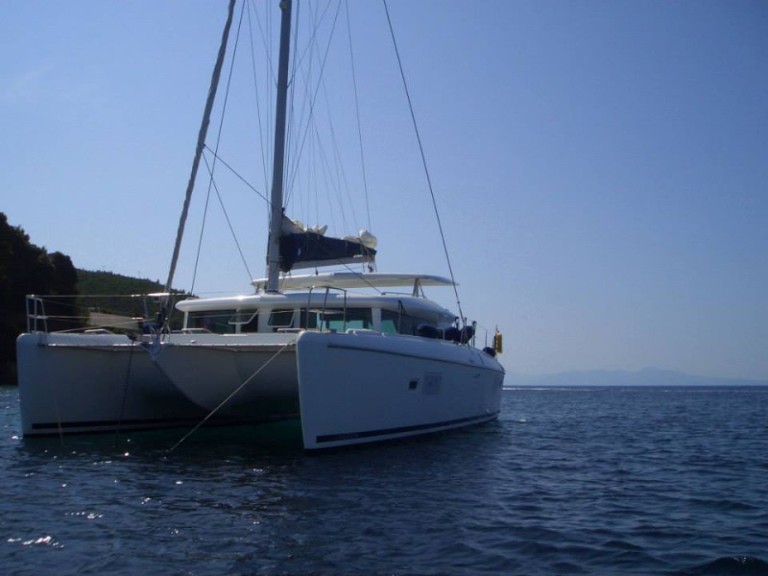 Lagoon Lagoon 420 in Alimos on SamBoat