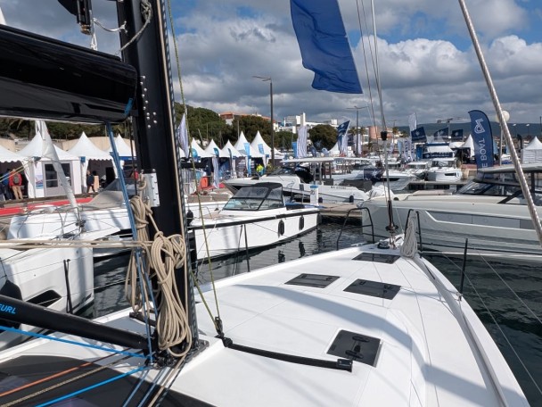 Sailboat rental in Marseille - Dufour Dufour 44
