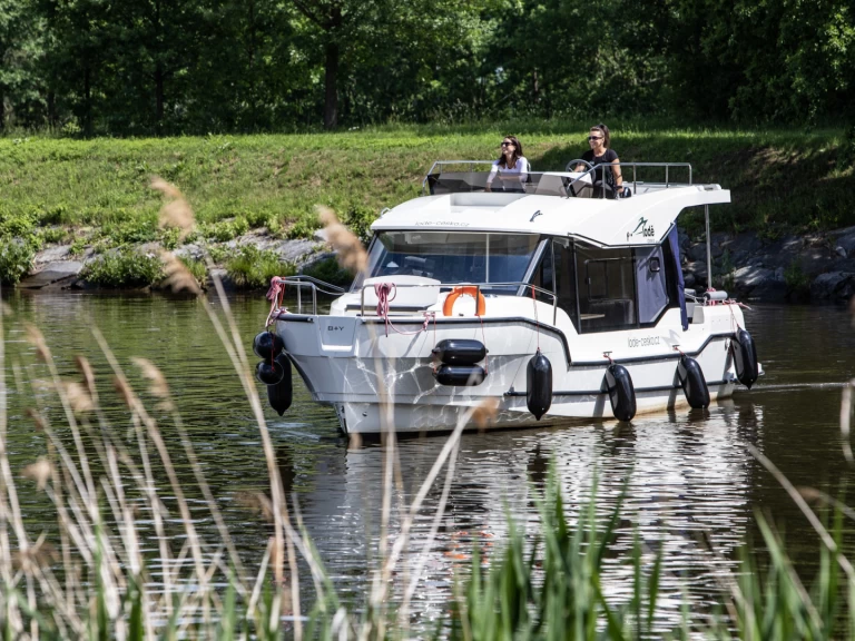 Houseboat rental with or without captain Balt-Yacht Mělník
