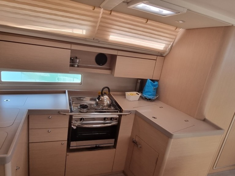 Sailboat for rent Cugnana Verde at the best price