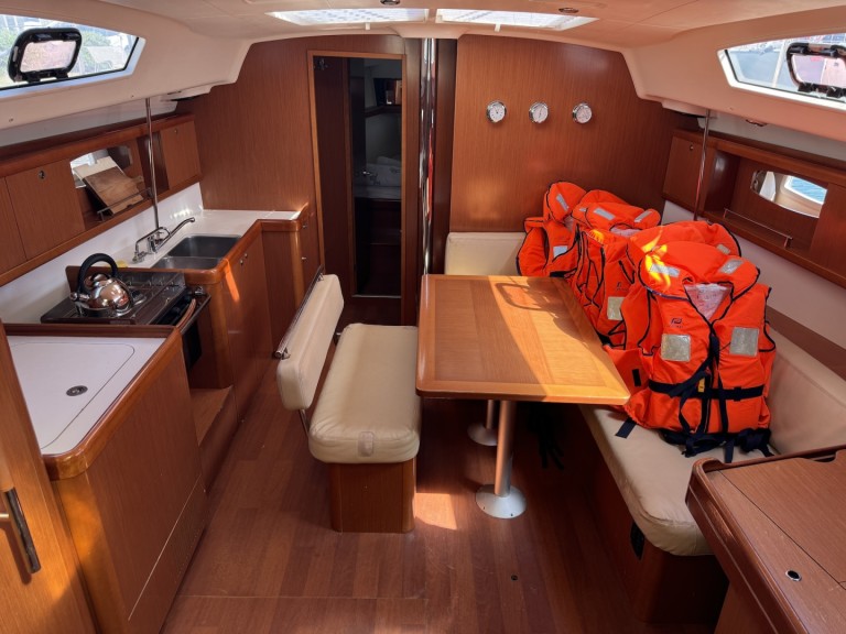 Rent a Bénéteau Oceanis 43 Sukošan