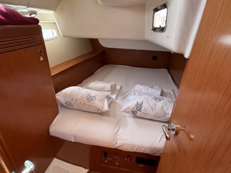 Sailboat rental in Sukošan - Bénéteau Oceanis 43