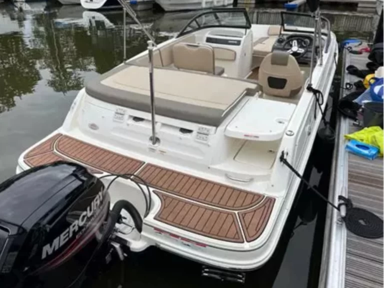 Bareboat Rental Motorboat Bayliner with a boat licence