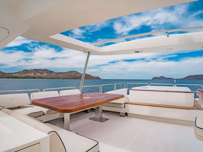 Luxury Yacht rental with or without captain Azimut Costa Rica