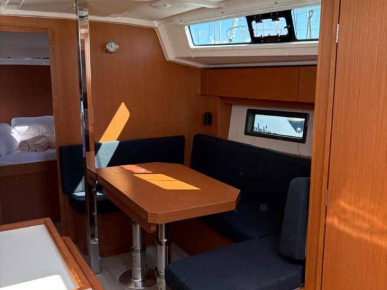Sailboat for rent Jezera at the best price