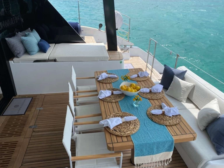 Bareboat Rental Luxury Yacht Sunreef with a boat licence