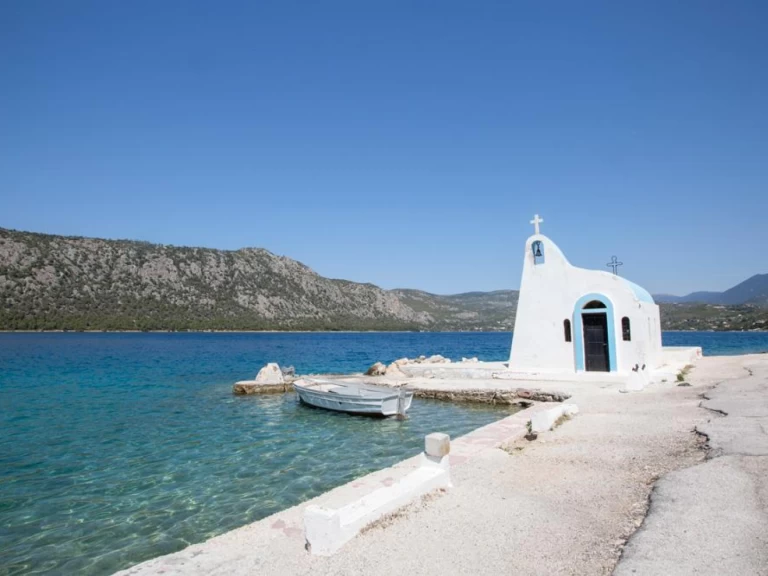 Boat rental Assos Marine T-assos 480 in Kórinthos on Samboat