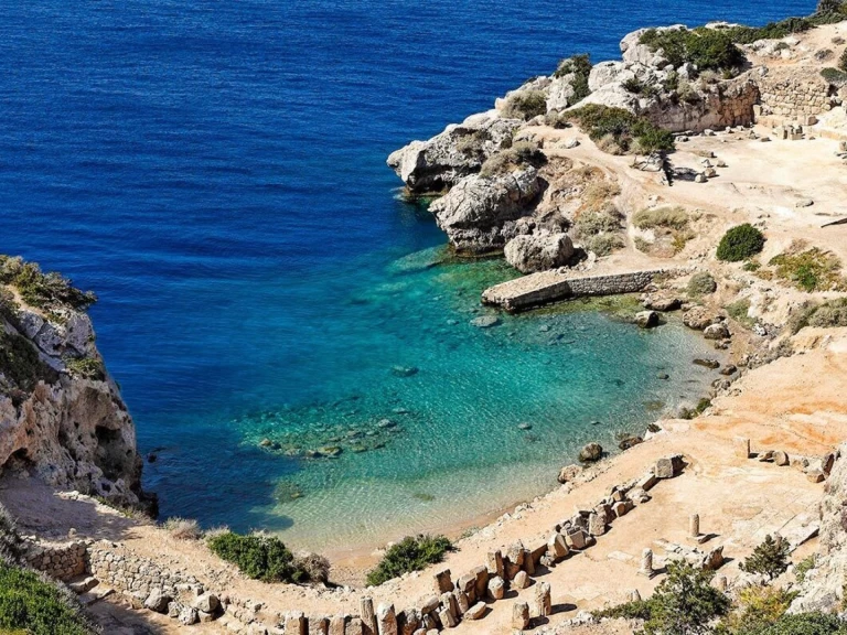 Motorboat for rent Kórinthos at the best price