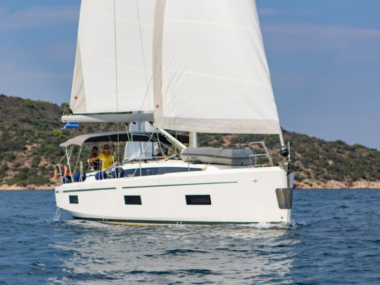 Sailboat for rent Agía Effimía at the best price