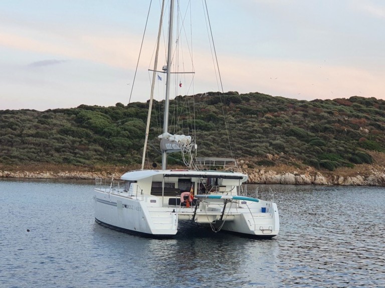 Boat rental Lagoon Lagoon 450 Sport Top in Vigo on Samboat