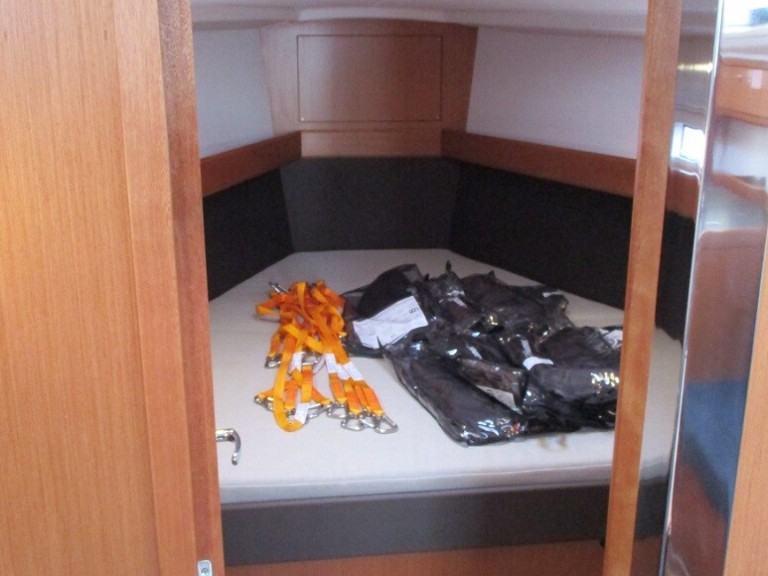 Bavaria Cruiser 37 charter bareboat or captained in  Göteborgs stad
