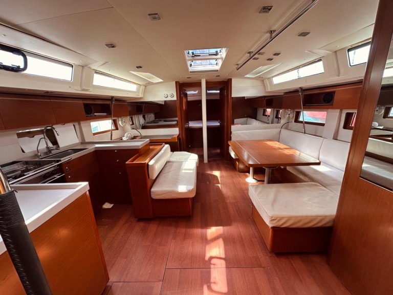 Bénéteau Oceanis 51.1 in Alimos on SamBoat