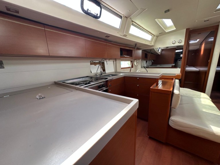 Boat rental Bénéteau Oceanis 51.1 in Alimos on Samboat