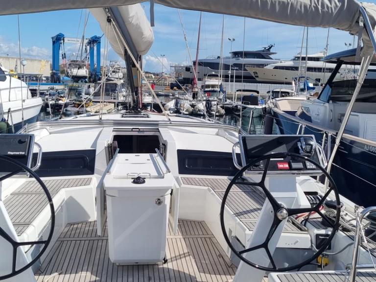 Sailboat for rent Golfe-Juan at the best price
