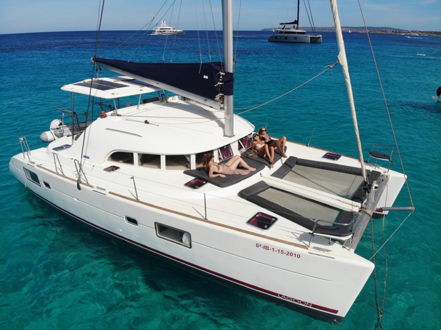Rent a Catamaran Lagoon 380 S2 in Marina Ibiza | SamBoat