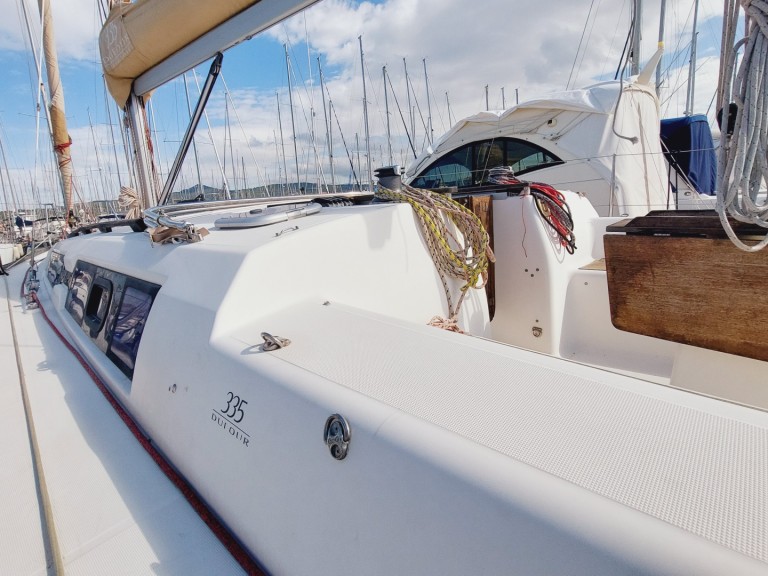 Sailboat rental in Castiglioncello - Dufour Dufour 335 Grand Large
