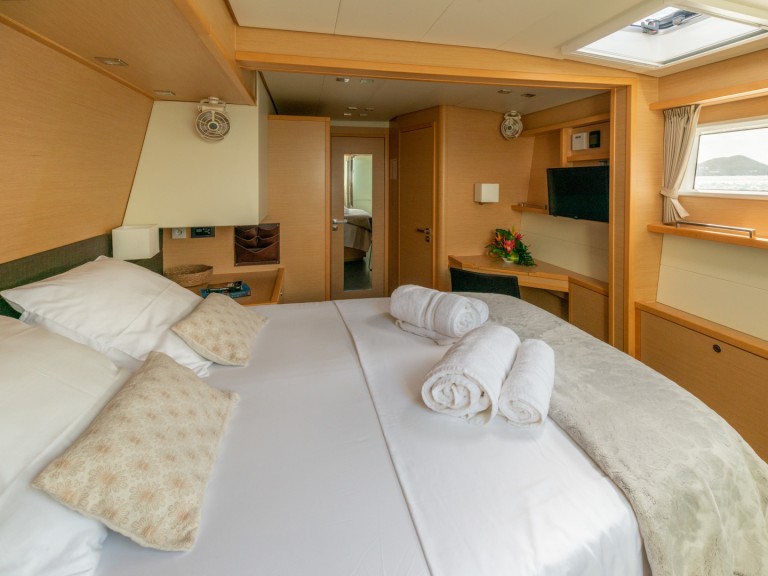 Yacht charter Naples cheap Lagoon 560