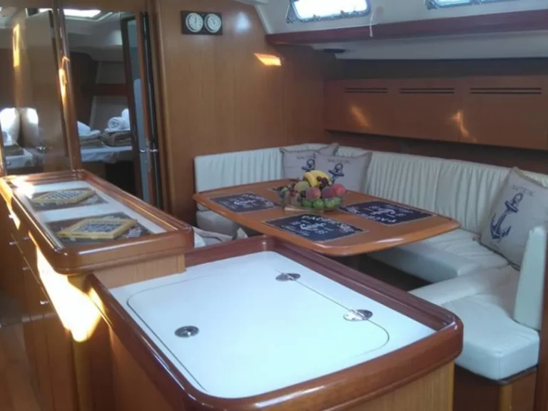 Boat rental Bénéteau Cyclades 50.4 in Alimos on Samboat