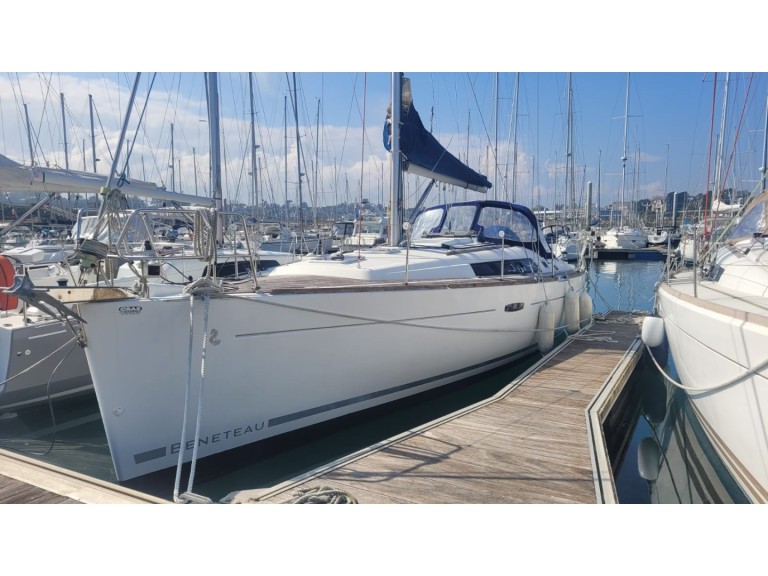 Sailboat rental in Saint-Quay-Portrieux - Bénéteau Oceanis 37