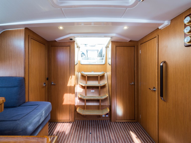 Sailboat for rent Néa Péramos at the best price