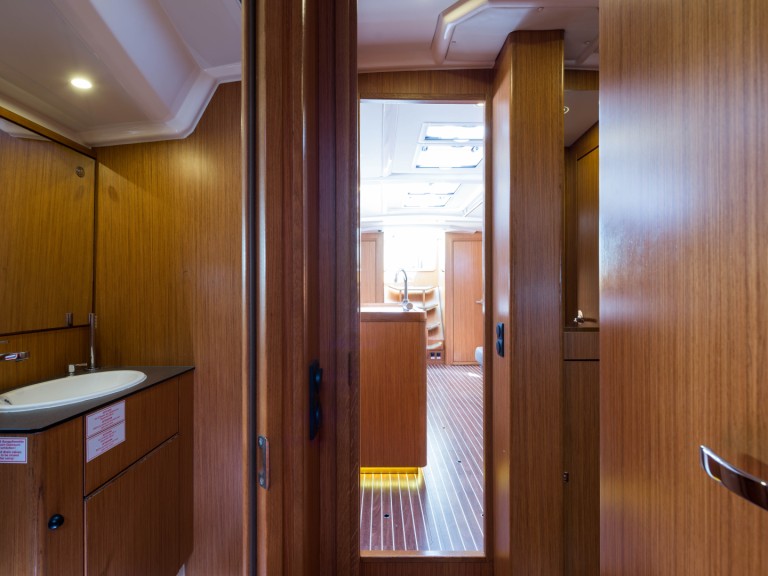 Sailboat for rent Néa Péramos at the best price