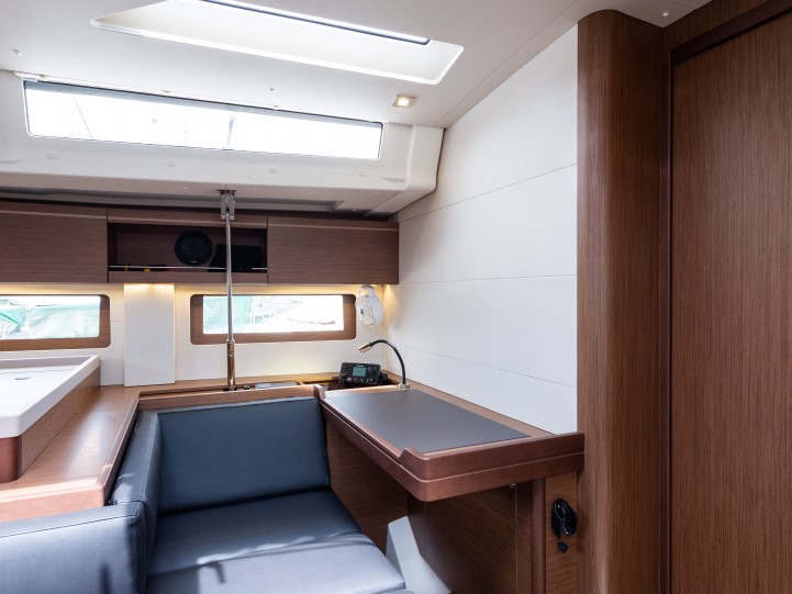 Bénéteau Oceanis 51.1 in Néa Péramos on SamBoat