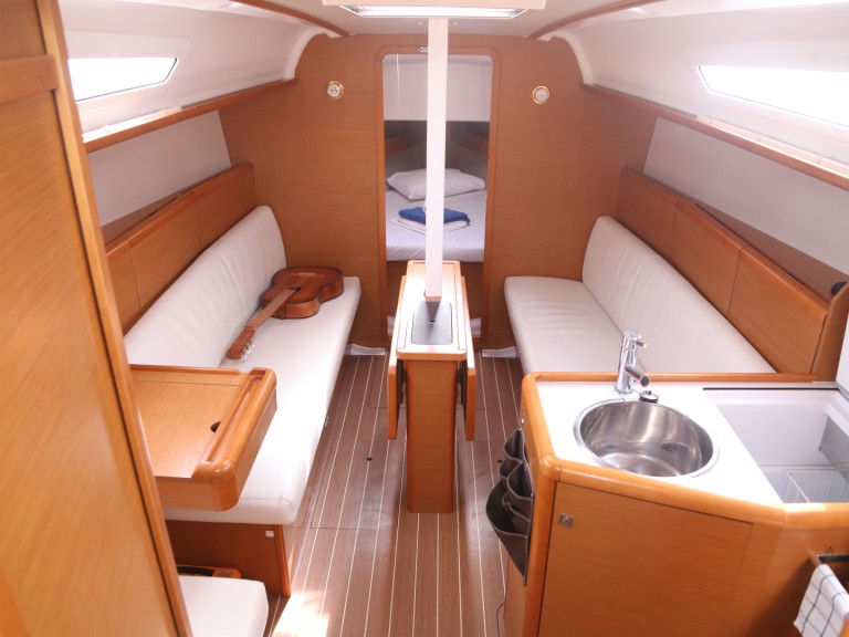 Sailboat for rent Volos at the best price