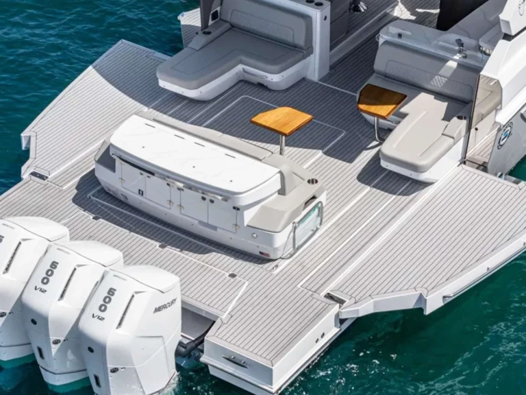 Luxury Yacht rental in Fort Lauderdale - Cruisers INTERLUDE