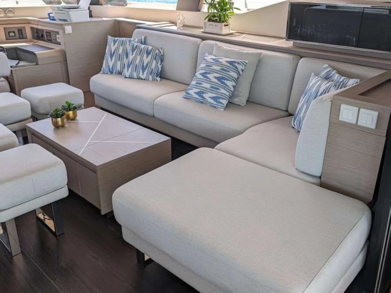 Fountaine Pajot INSPIRANTE in Naples on SamBoat