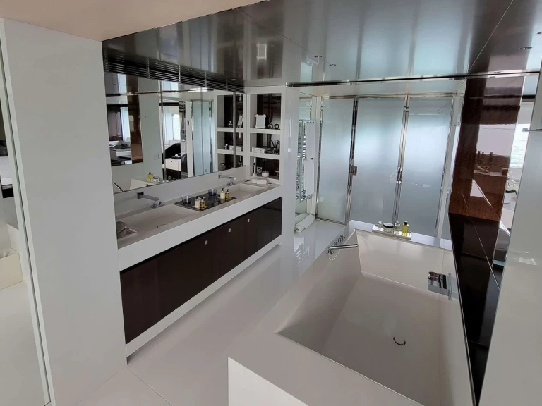 Rent a Heesen KNIGHT Bahamas