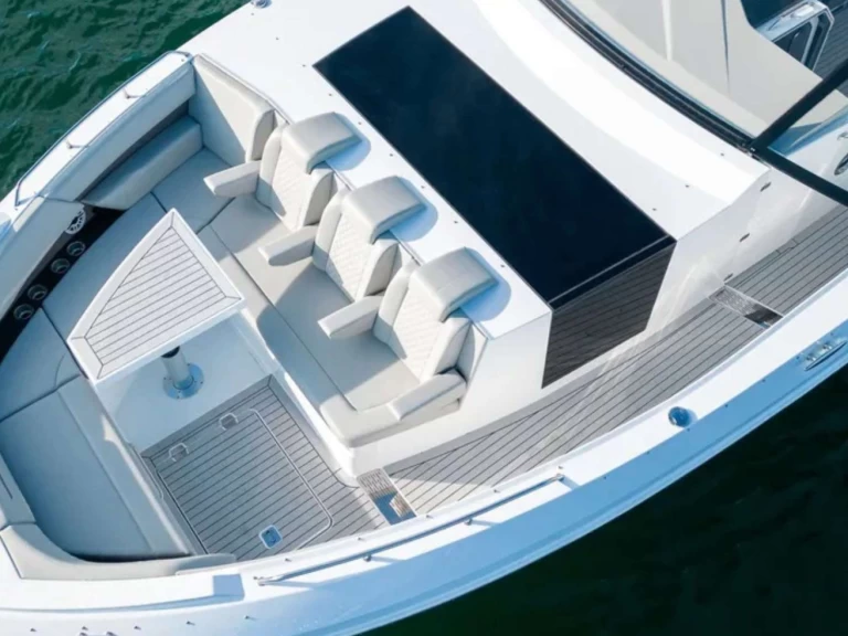 Luxury Yacht rental in Fort Lauderdale - Cruisers INTERLUDE