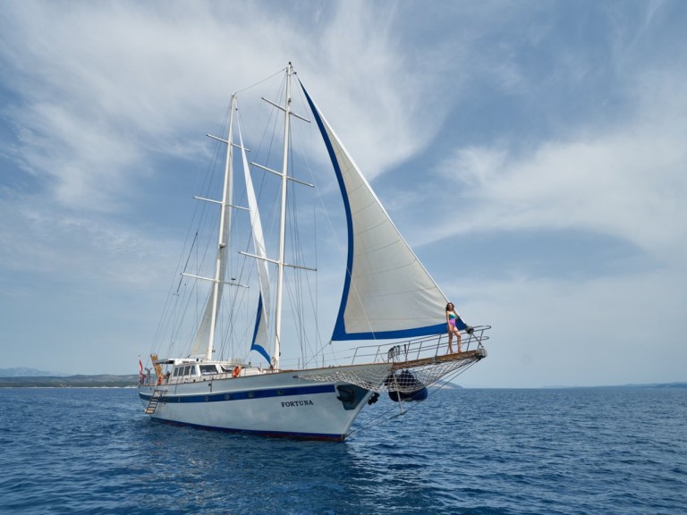 Sailboat for rent Kaštela at the best price
