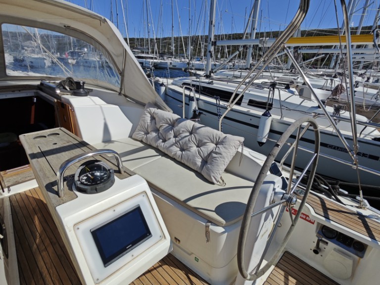 Boat rental Bavaria Cruiser 37 in Punat on Samboat