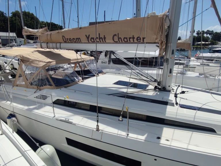 Bénéteau Oceanis 51.1 in Le Marin on SamBoat