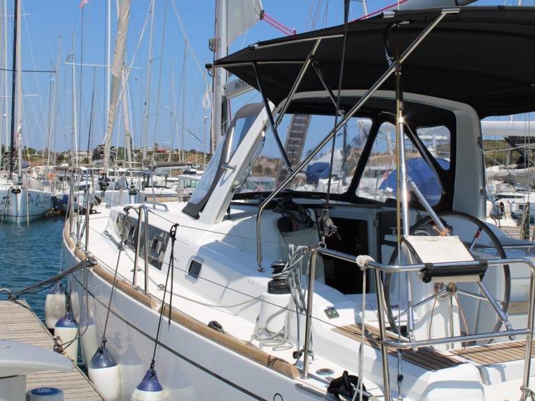 Rent a Bénéteau Oceanis 38.1 Lávrio