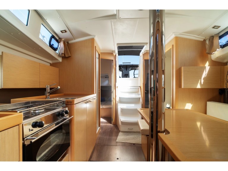 Bénéteau Oceanis 38 in Empuriabrava on SamBoat