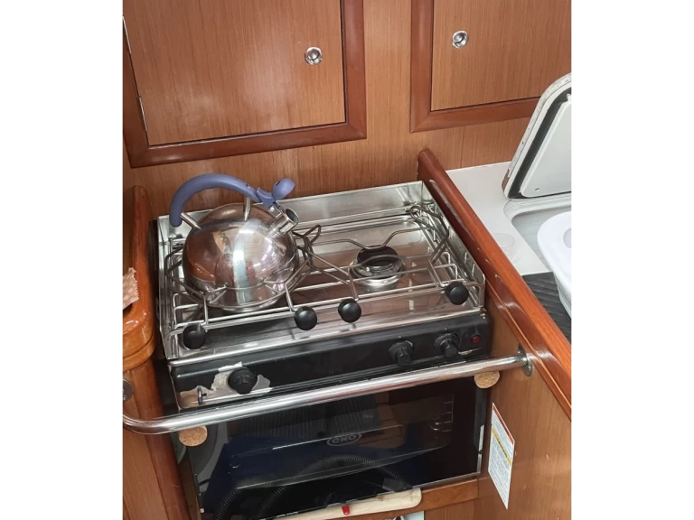 Bénéteau Oceanis 323 Clipper charter bareboat or captained in  Toulon