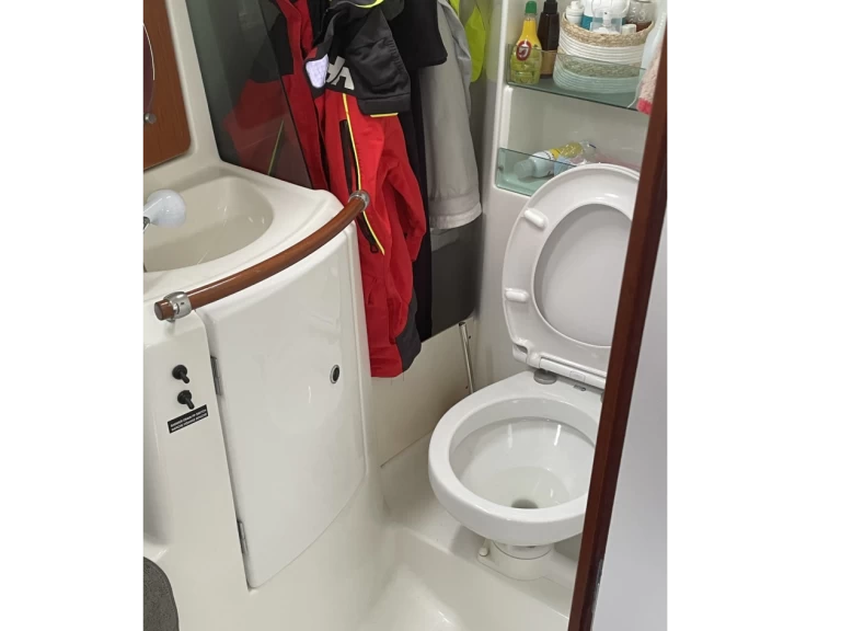 Rent a Bénéteau Oceanis 323 Clipper Toulon