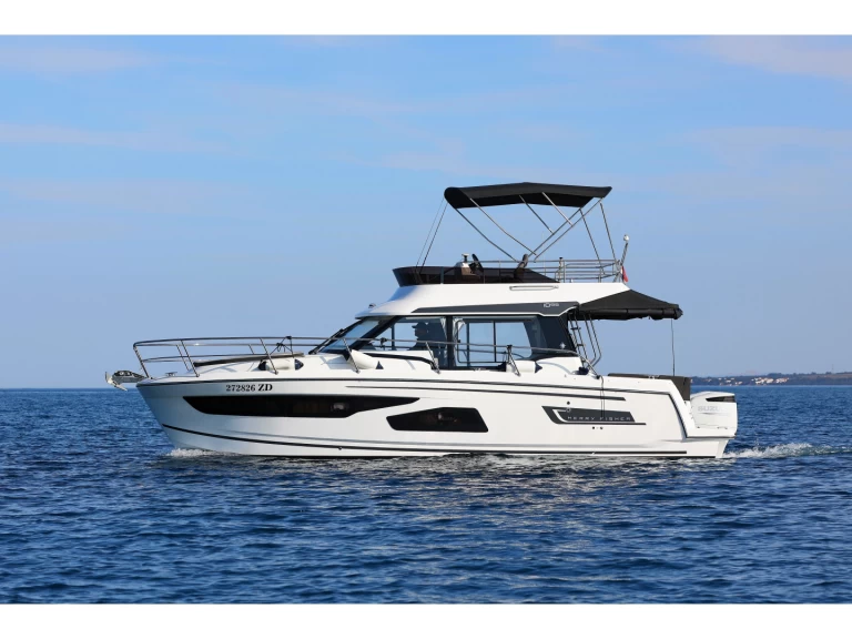 Boat rental Jeanneau Merry Fisher 1095 Fly in Zadar on Samboat