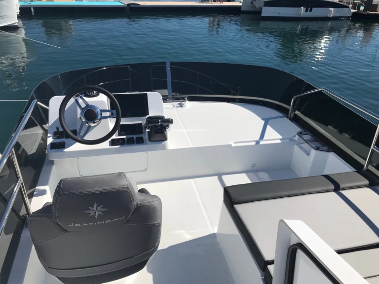 Boat rental Jeanneau Merry Fisher 1095 Fly in Zadar on Samboat