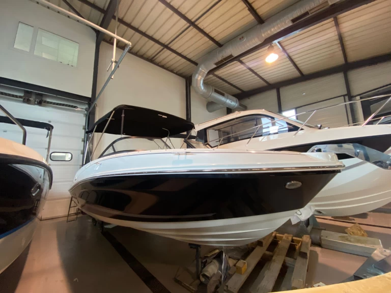Boat rental Bayliner VR5 OB in Port Fréjus on Samboat
