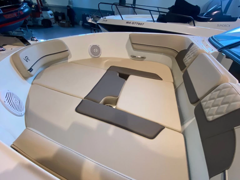 Motorboat rental with or without captain Bayliner Port Fréjus