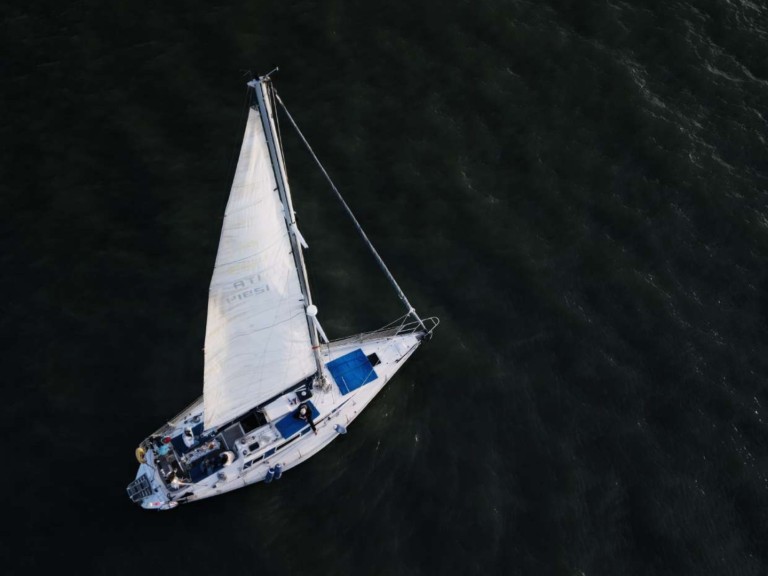 Sailboat for rent Horta at the best price