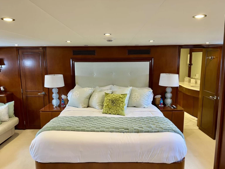 Bareboat Rental Luxury Yacht Hatteras with a boat licence