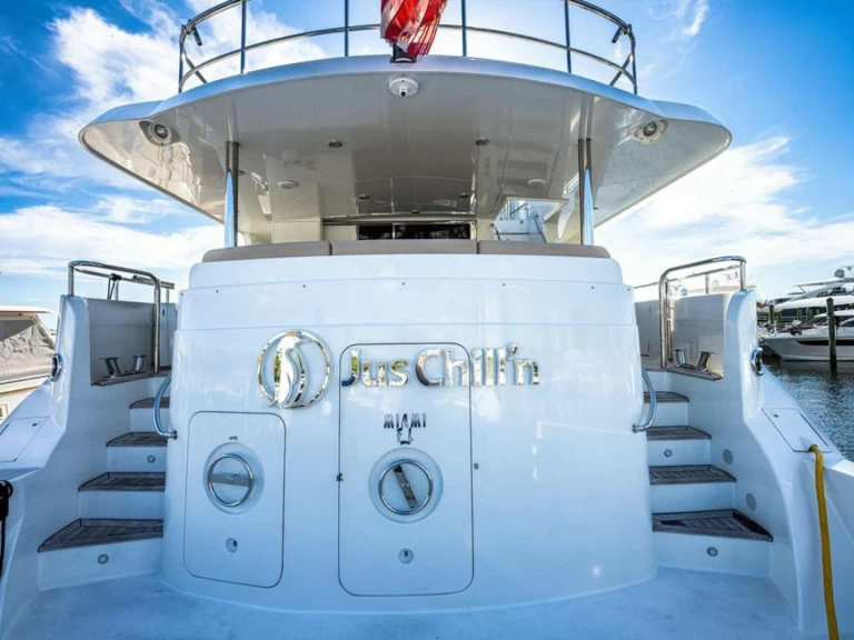 Bareboat Rental Luxury Yacht CHEOY LEE with a boat licence