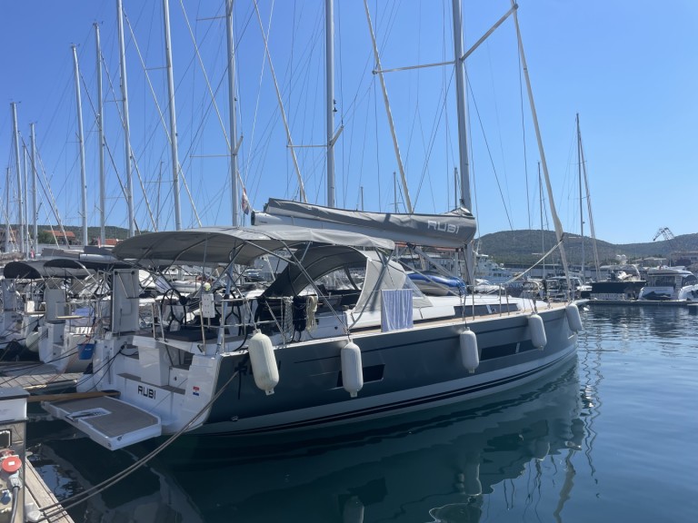 Sailboat for rent Šibenik at the best price