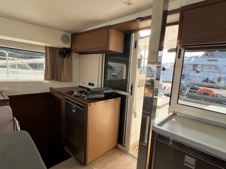 Lagoon Lagoon 40 in Alimos on SamBoat