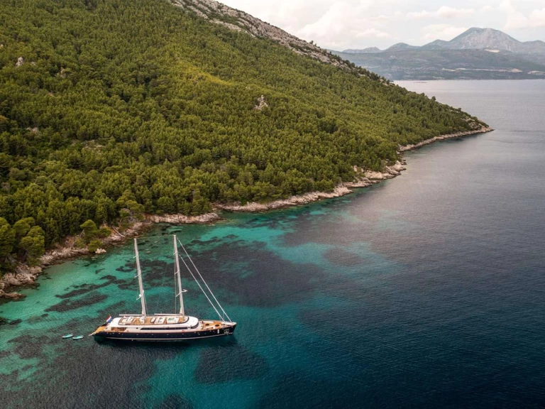 Luxury Yacht rental in Croatia - Rayburn Custom Yachts Nocturno